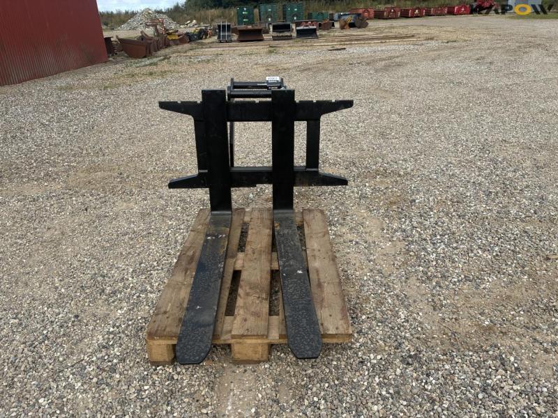 Pallet forks with excavator hitch 2