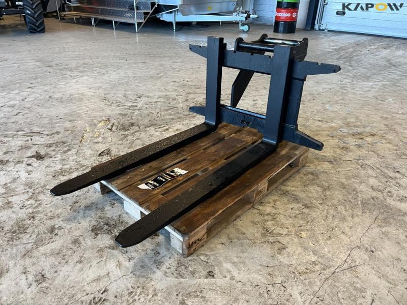 Pallet forks with Hydrema hitch 1