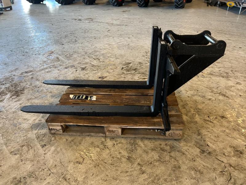 Pallet forks with Hydrema hitch 8