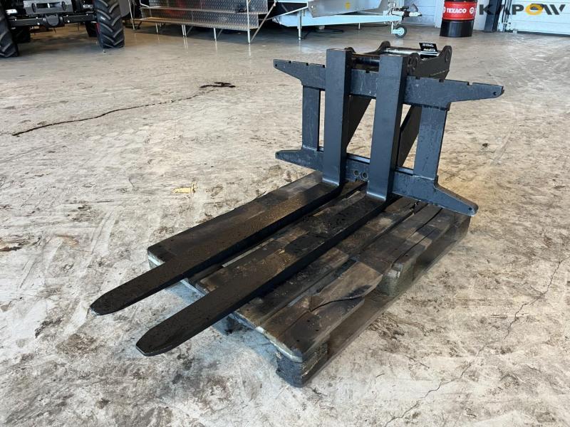 Pallet forks with Hydrema hitch 1