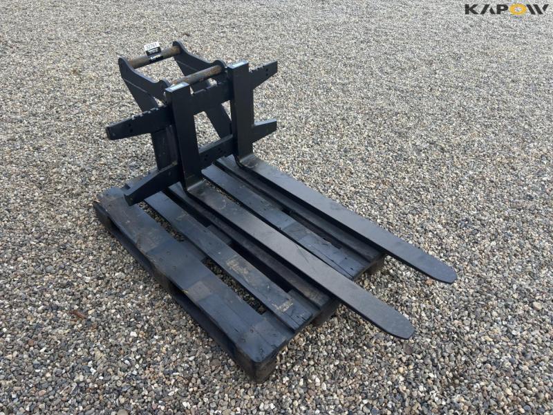 Pallet forks with Hydrema hitch 3