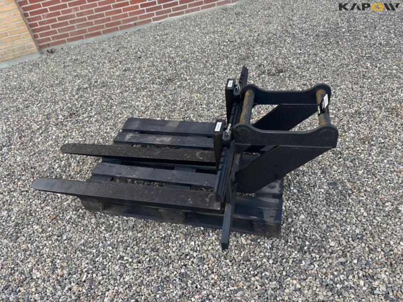Pallet forks with Hydrema hitch 8