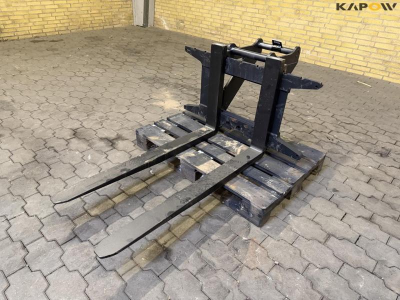 Pallet forks with Hydrema hitch 1