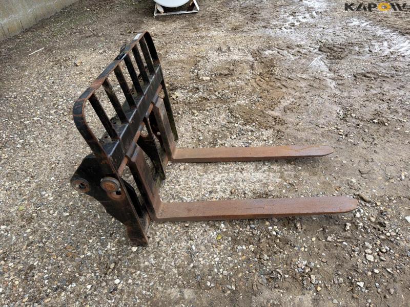 Pallet forks with Manitou hitch 4