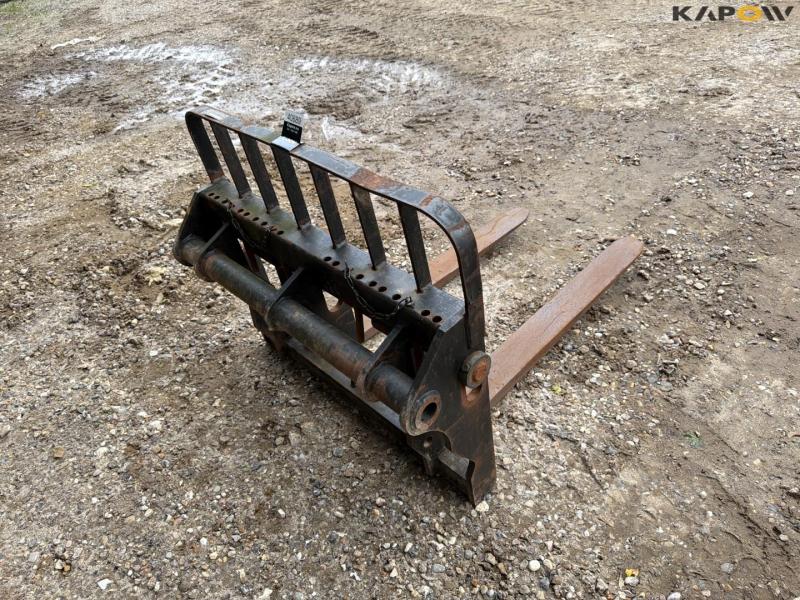 Pallet forks with Manitou hitch 5