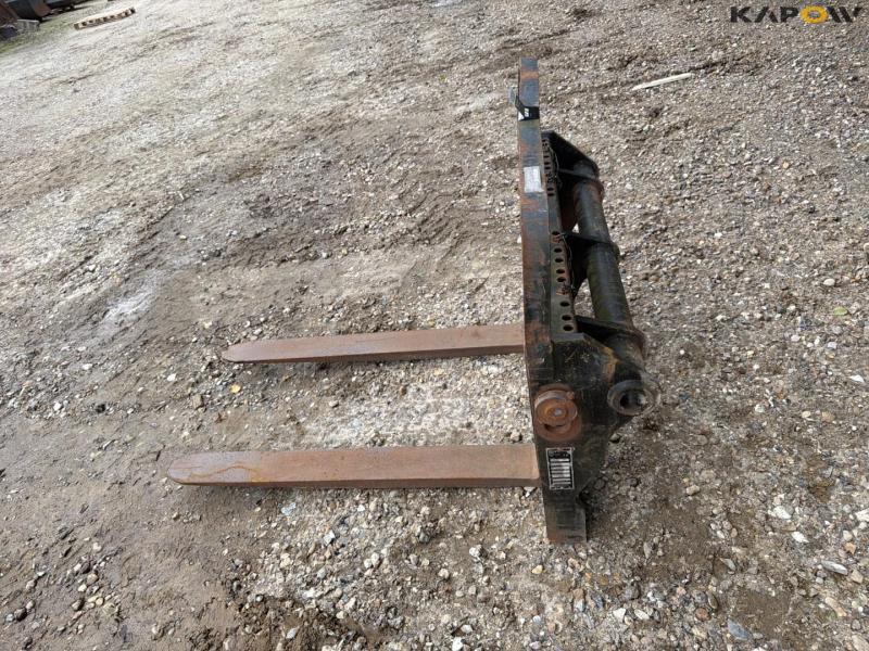 Pallet forks with Manitou hitch 8