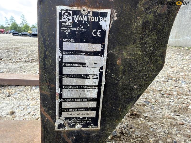 Pallet forks with Manitou hitch 11