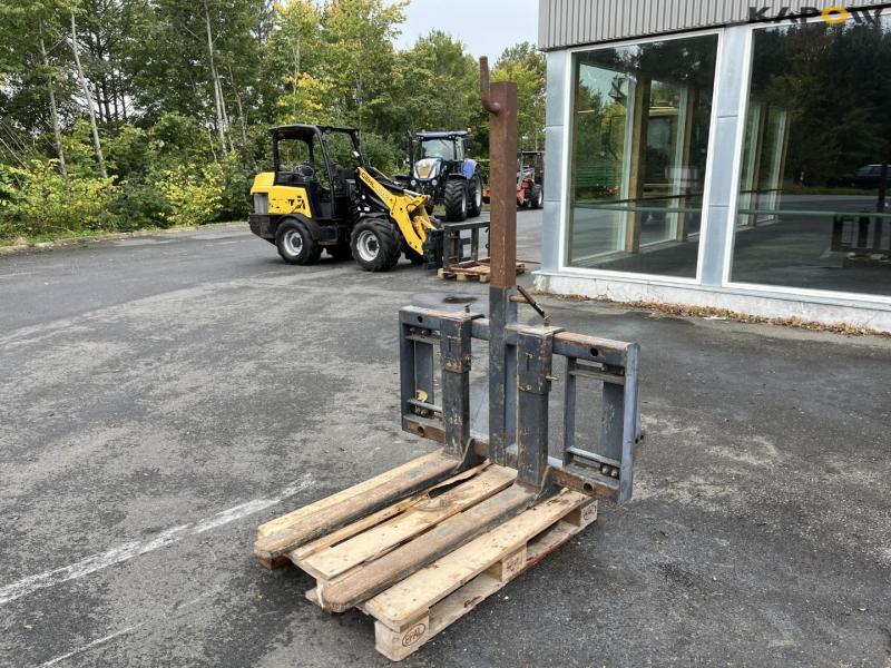 Pallet forks with sack lifts 1
