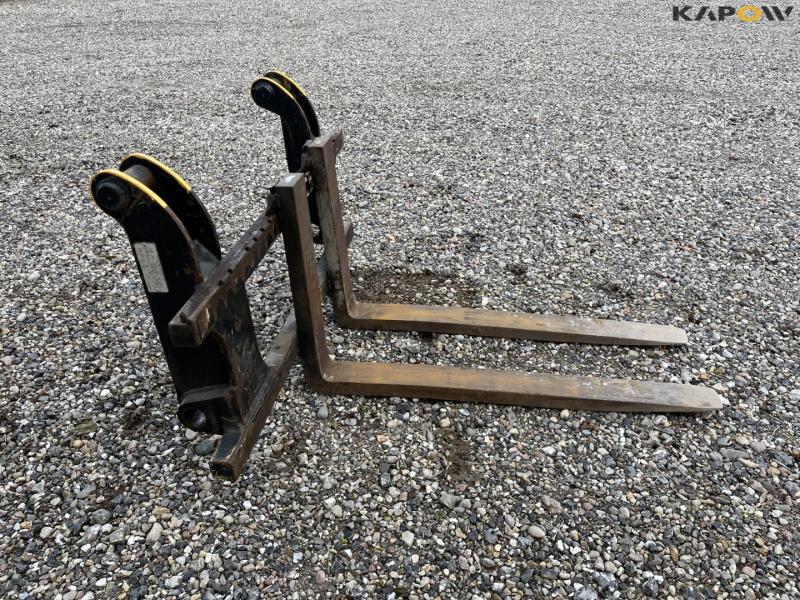 Pallet forks with Terex hitch 4