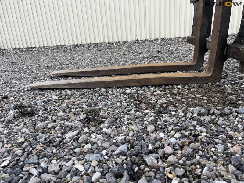 Pallet forks with Terex hitch 9