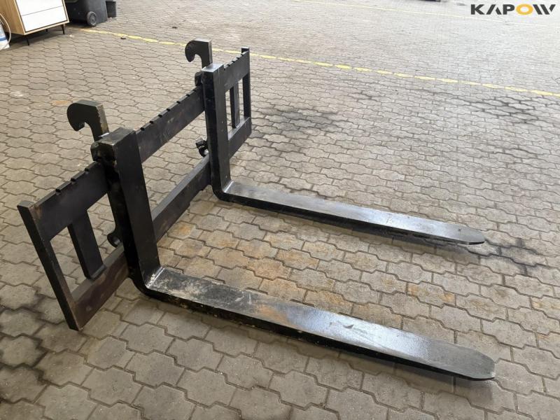 Pallet forks with Volvo brackets 3