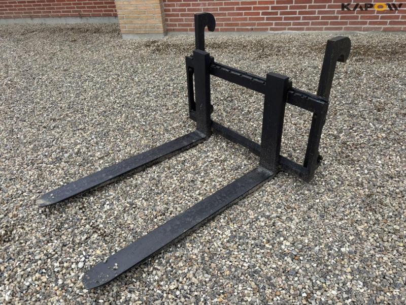 Pallet forks with Volvo hitch 1