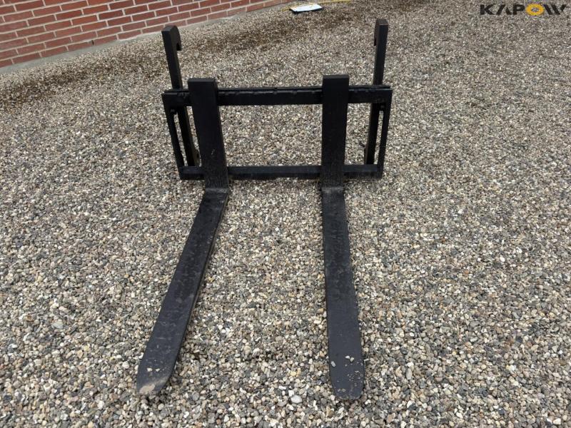 Pallet forks with Volvo hitch 2