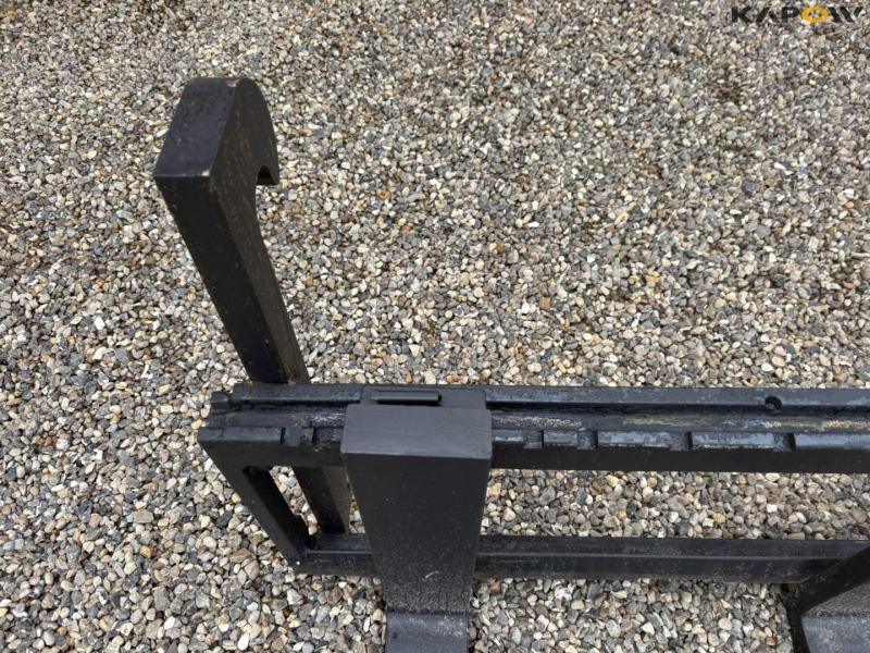 Pallet forks with Volvo hitch 11