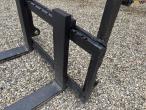 Pallet forks with Volvo hitch 9