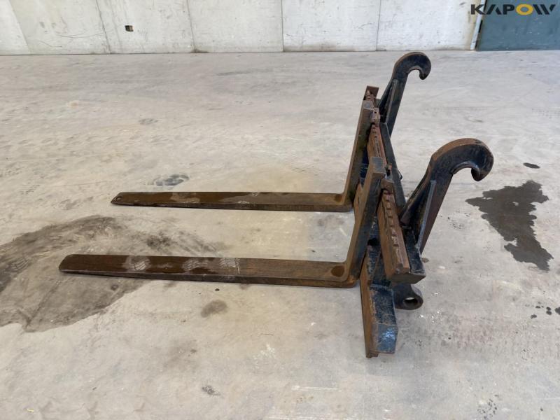Pallet forks with Volvo hitch 8