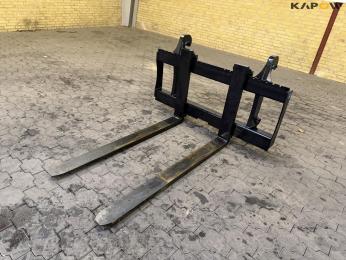 Pallet forks with Volvo hitch