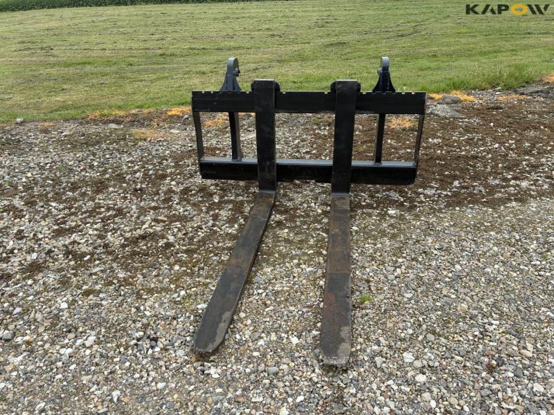 Pallet forks with Volvo hitch 2