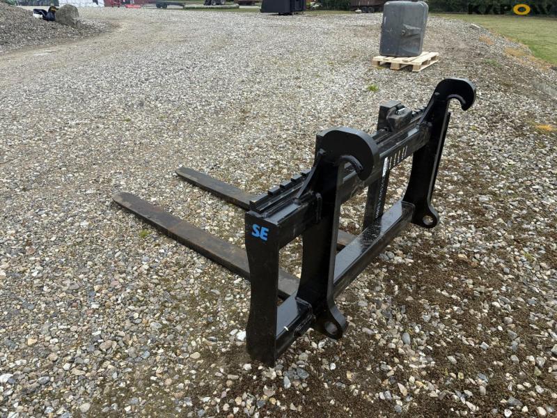 Pallet forks with Volvo hitch 5