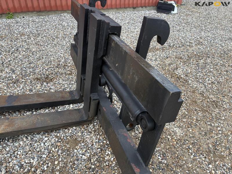 Pallet forks with Volvo hitch 12