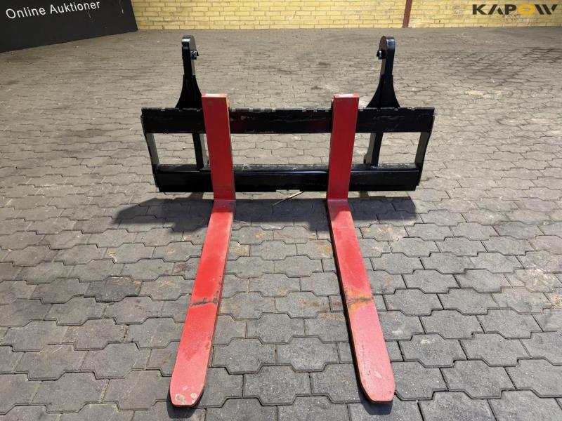 Pallet forks with Volvo hitch 2