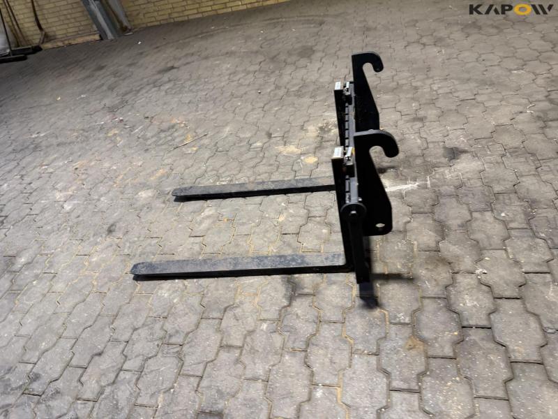 Pallet forks with Weidemann hitch 8