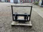 Pallet forks on heavy-duty frame 4