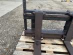 Pallet forks on heavy-duty frame 8