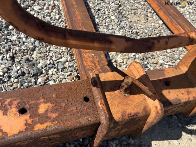 Pallet forks for crane 15