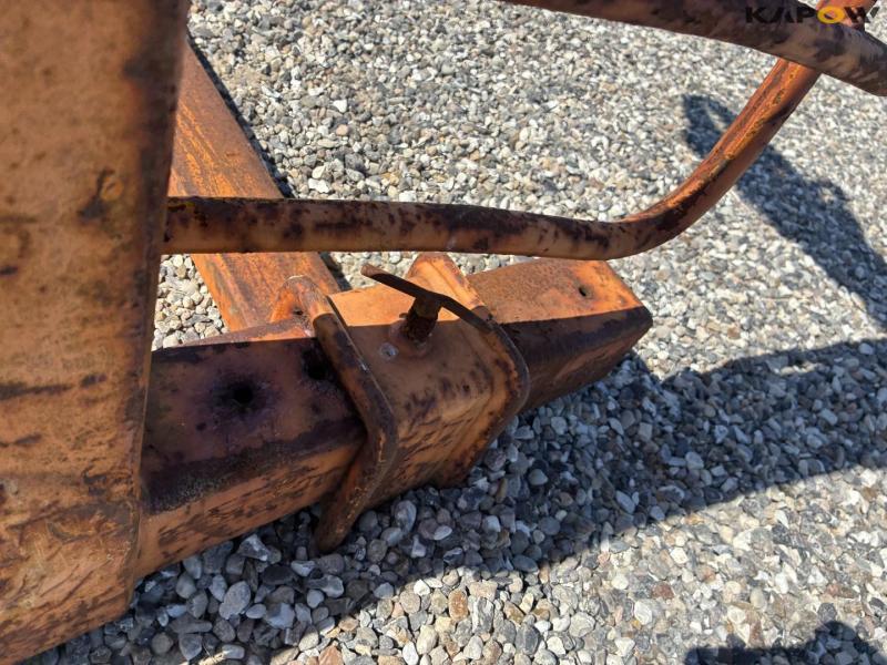 Pallet forks for crane 16