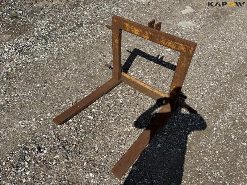 Pallet forks for three-point hitch 1