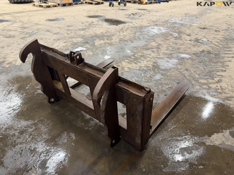 Pallet forks with Volvo hitch 5