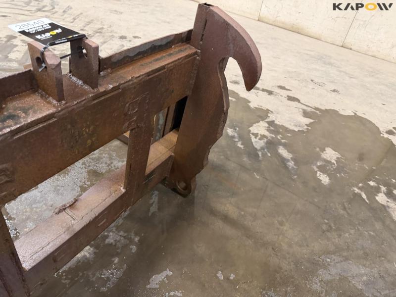 Pallet forks with Volvo hitch 10