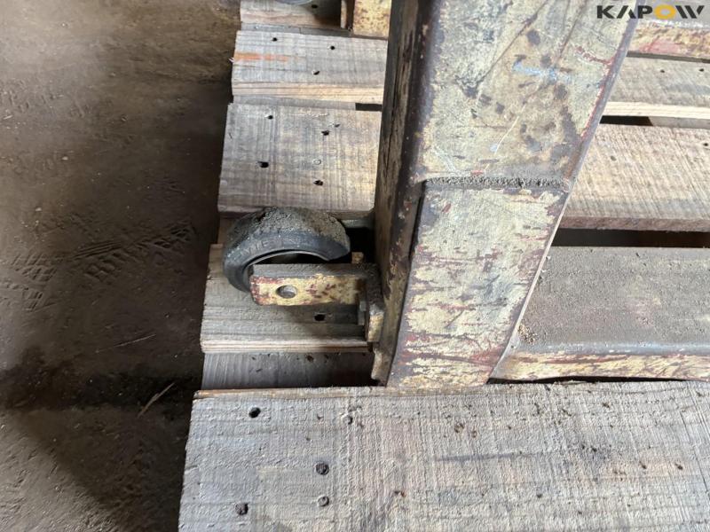 Pallet lifter for crane 7