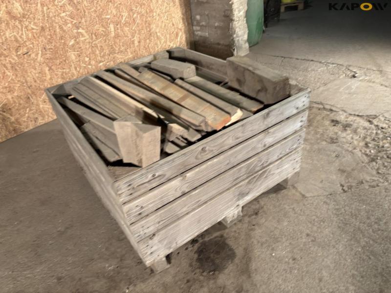Pallet frame with wooden blocks 2
