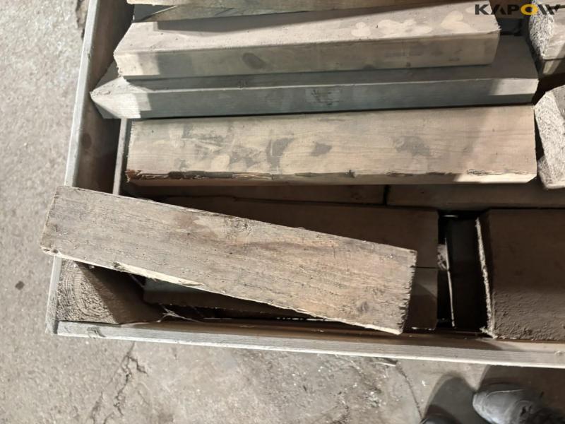 Pallet frame with wooden blocks 8