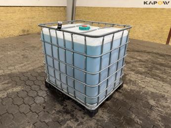 Pallet tank with washer fluid