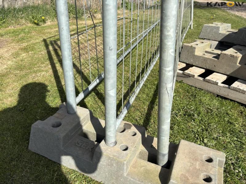 Fence with feet 17