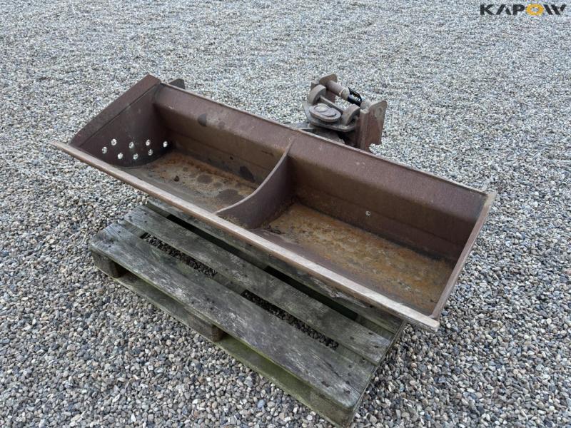 Grader bucket with Hydrema hitch 1