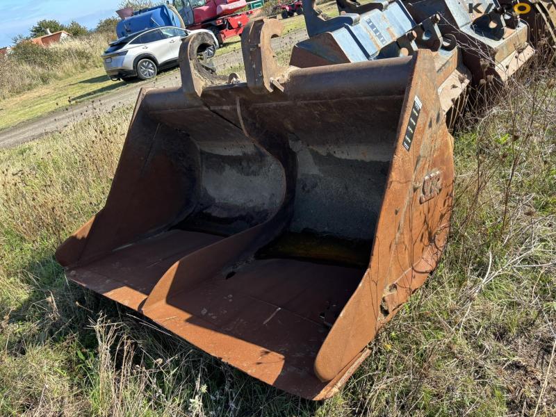 Grader bucket and digging tooth 1