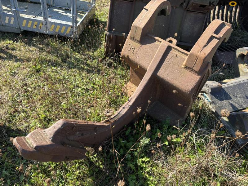 Grader bucket and digging tooth 17