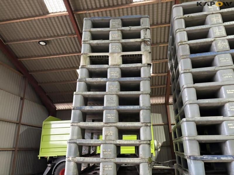 Plastic pallets 28