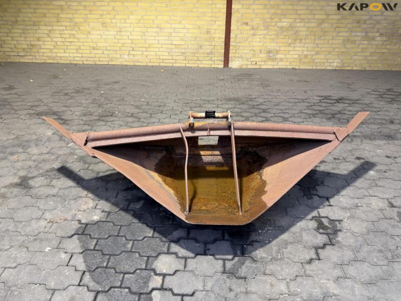 Profile bucket with Hydrema hitch 2