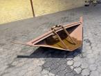 Profile bucket with Hydrema hitch 3