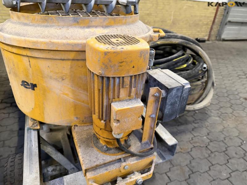 Putzmeister S5-EV pumps with forced agitator 11