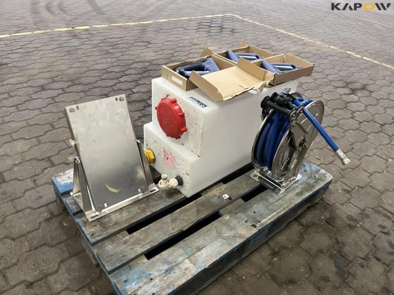 Raash hose reel with tank and handle 5