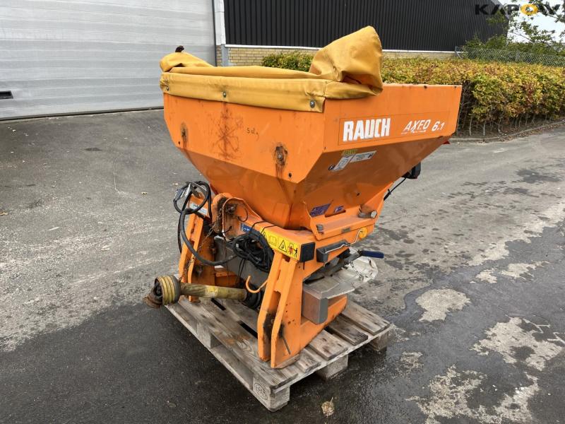 Rauch Axeo 6.1 salt spreader 1
