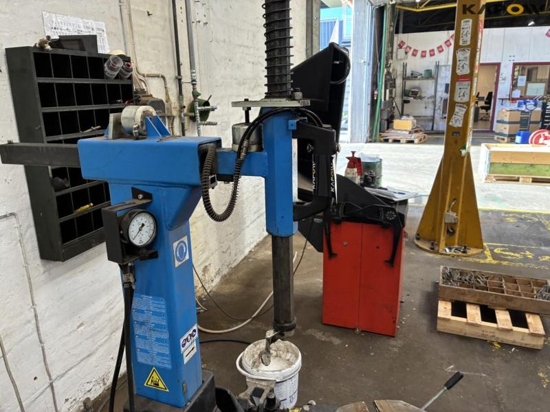 Ravaglioil tire machine 11