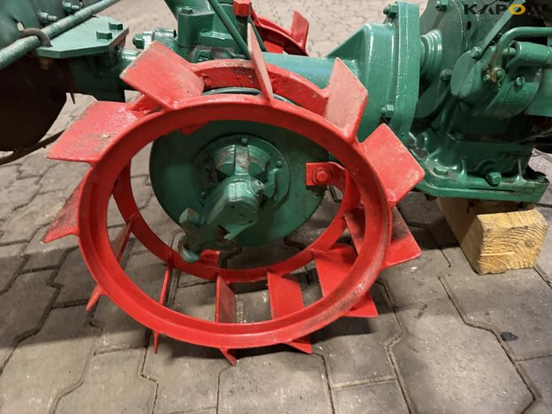 Tool carrier with spring cutter 16