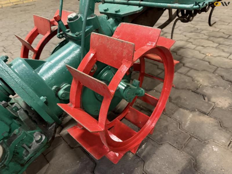 Tool carrier with spring cutter 18